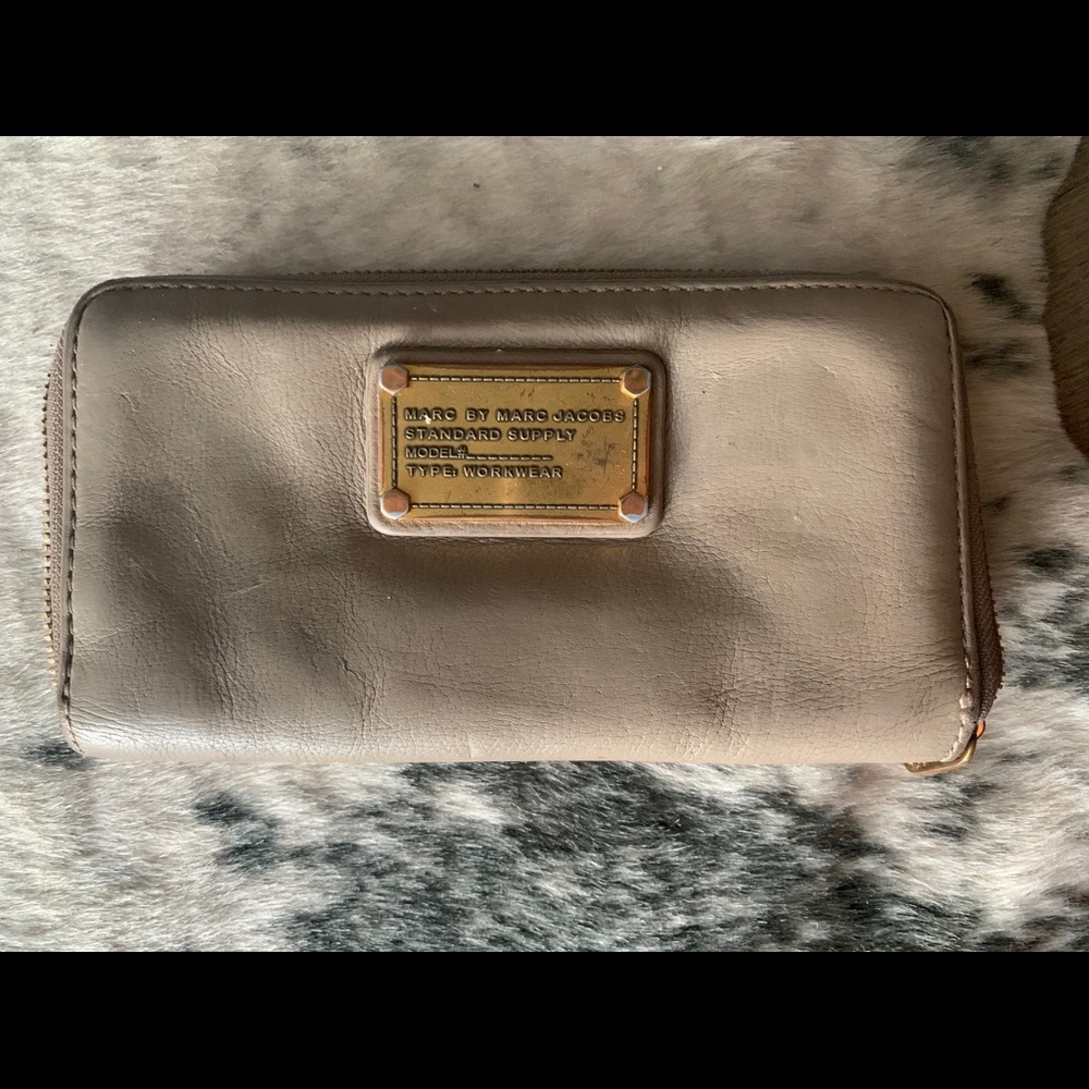 Marc Jacobs taupe leather wallet